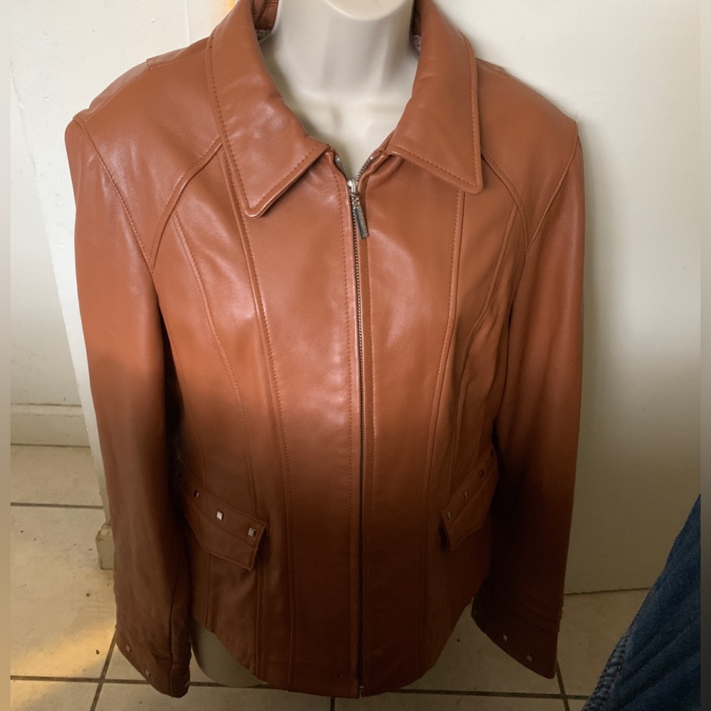 Ladies Lambskin Beautiful leather jacket. Zip xl.
